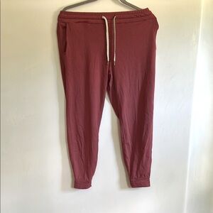 Vuori Women's Pants in Raspberry